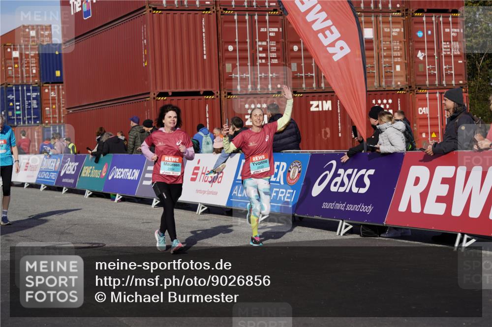 03.10.2025 - Köhlbrandbrückenlauf Michael Burmester http://msf.ph/oto/9026856 03.10.2025 10:30:30 Ziel 2037, 2063, 2342, 2343, 2386, 2441, 2533, 2554, 3129 meine-sportfotos.de