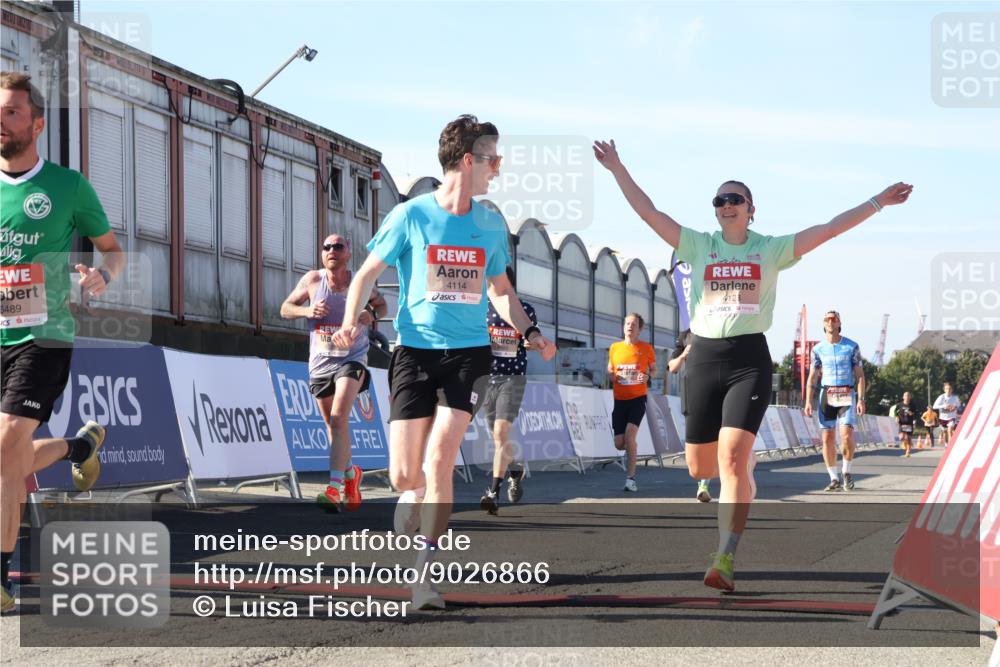 03.10.2025 - Köhlbrandbrückenlauf Luisa Fischer http://msf.ph/oto/9026866 03.10.2025 12:56:12 Ziel 4041, 4050, 4078, 4114, 4123, 5957, 6206, 6489, 6495, 6778 meine-sportfotos.de
