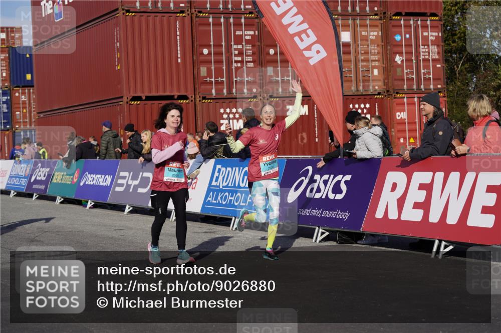 03.10.2025 - Köhlbrandbrückenlauf Michael Burmester http://msf.ph/oto/9026880 03.10.2025 10:30:30 Ziel 2037, 2063, 2342, 2343, 2386, 2441, 2533, 2554, 3129 meine-sportfotos.de