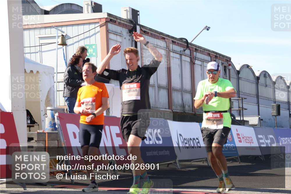 03.10.2025 - Köhlbrandbrückenlauf Luisa Fischer http://msf.ph/oto/9026901 03.10.2025 12:56:16 Ziel 4028, 4041, 4050, 4078, 4114, 4123, 5957, 6206, 6489, 6495 meine-sportfotos.de
