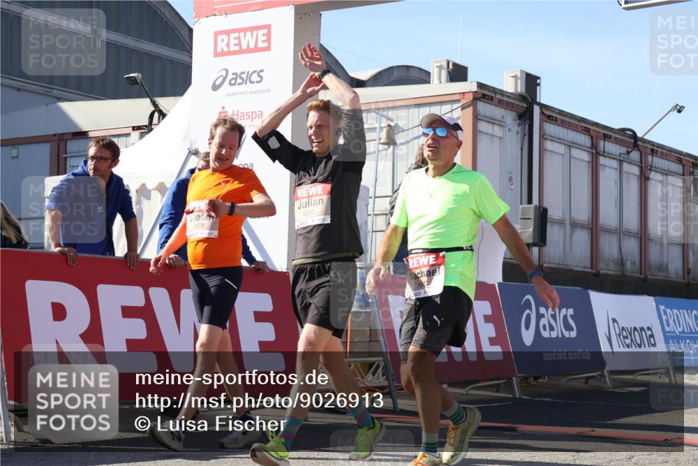 03.10.2025 - Köhlbrandbrückenlauf Luisa Fischer http://msf.ph/oto/9026913 03.10.2025 12:56:17 Ziel 4028, 4041, 4050, 4078, 4114, 4123, 5957, 6206, 6489, 6495 meine-sportfotos.de