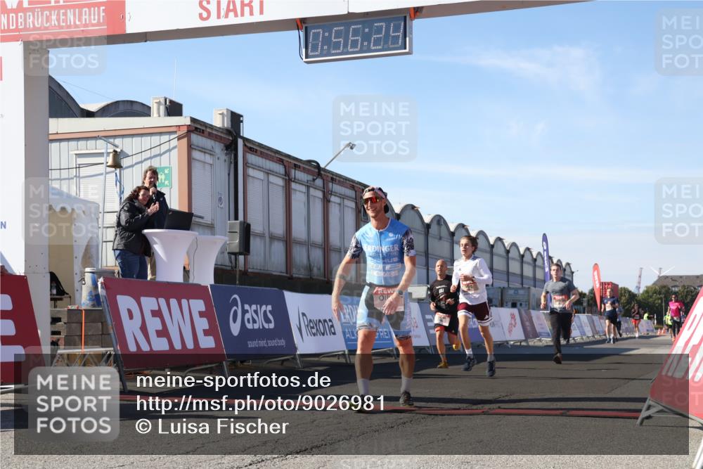 03.10.2025 - Köhlbrandbrückenlauf Luisa Fischer http://msf.ph/oto/9026981 03.10.2025 12:56:23 Ziel 4028, 4050, 4078, 4123, 4166, 4231, 5957, 6206, 6266, 6495 meine-sportfotos.de