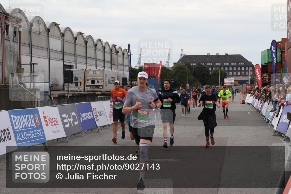 03.10.2025 - Köhlbrandbrückenlauf Julia Fischer http://msf.ph/oto/9027143 03.10.2025 16:03:05 Ziel 7125, 7265, 7278, 7290, 7300, 7386, 7673, 7923, 8994, 9023, 9294, 9569, 9570, 9619 meine-sportfotos.de