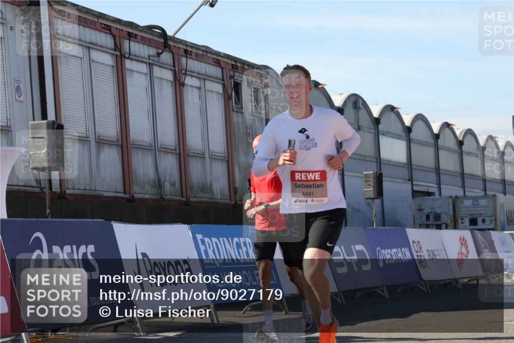 03.10.2025 - Köhlbrandbrückenlauf Luisa Fischer http://msf.ph/oto/9027179 03.10.2025 12:56:50 Ziel 4115, 4491, 5091, 5962 meine-sportfotos.de