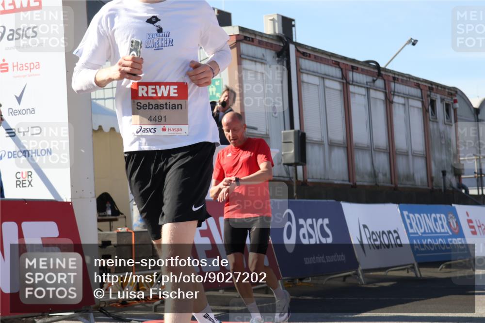03.10.2025 - Köhlbrandbrückenlauf Luisa Fischer http://msf.ph/oto/9027202 03.10.2025 12:56:51 Ziel 4115, 4491, 5091, 5962, 6016 meine-sportfotos.de