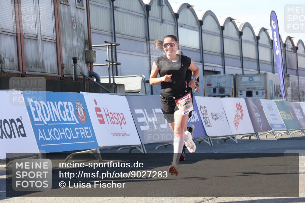 03.10.2025 - Köhlbrandbrückenlauf Luisa Fischer http://msf.ph/oto/9027283 03.10.2025 12:57:06 Ziel 4042, 4068, 4080, 4086, 5846, 5898, 6016, 6417, 6629, 6819 meine-sportfotos.de