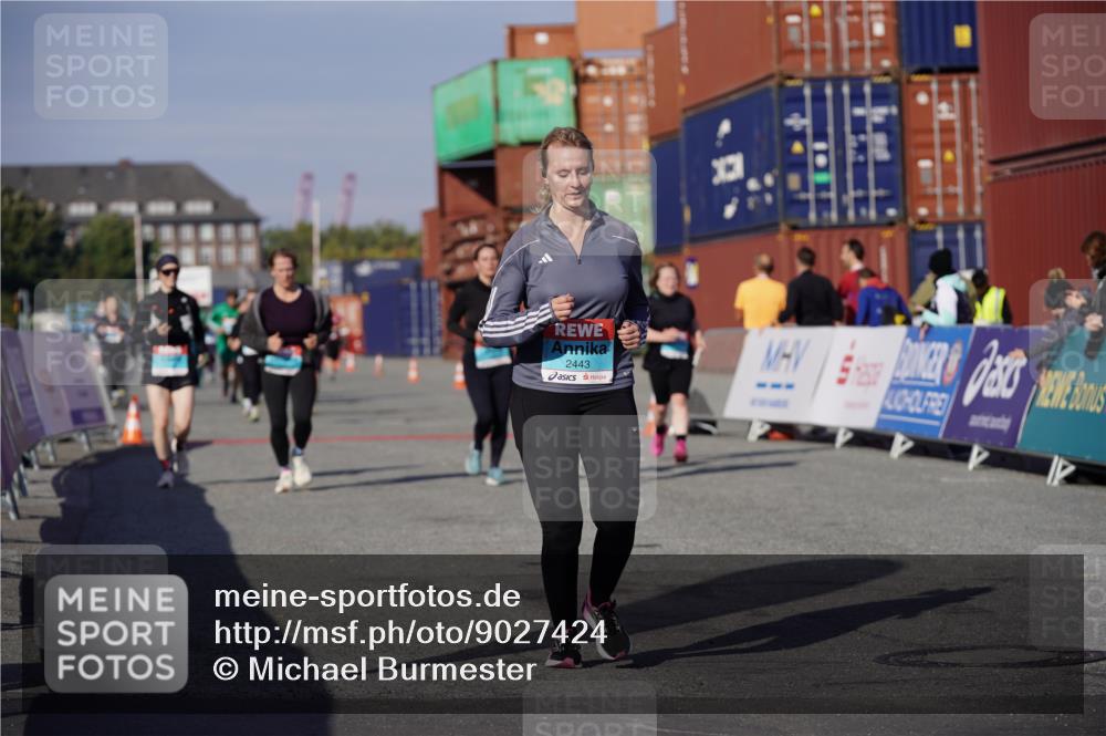03.10.2025 - Köhlbrandbrückenlauf Michael Burmester http://msf.ph/oto/9027424 03.10.2025 10:31:20 Ziel 1969, 1970, 2443, 2504, 3072, 3383, 3384 meine-sportfotos.de