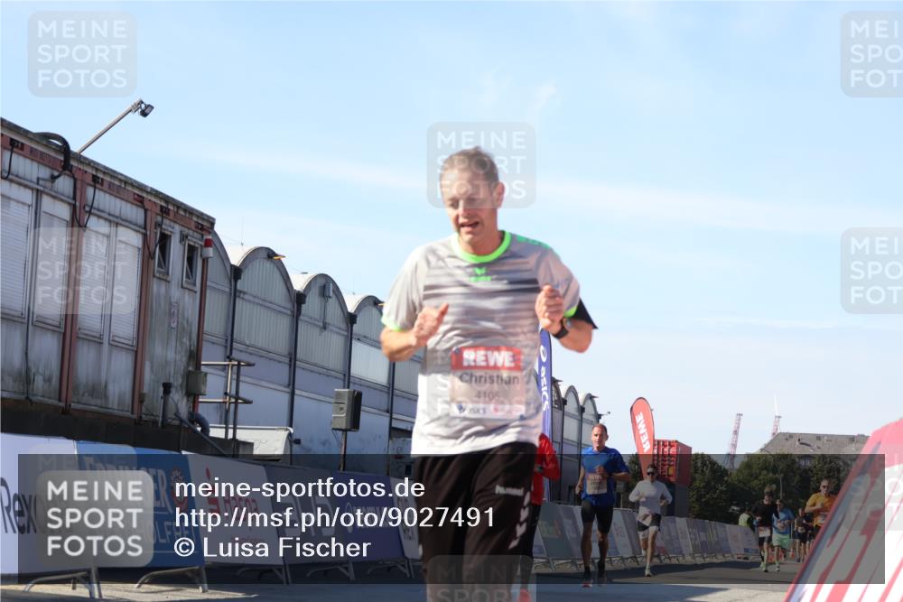 03.10.2025 - Köhlbrandbrückenlauf Luisa Fischer http://msf.ph/oto/9027491 03.10.2025 12:57:34 Ziel 4032, 4076, 4105, 4518, 6020, 6122, 6767 meine-sportfotos.de