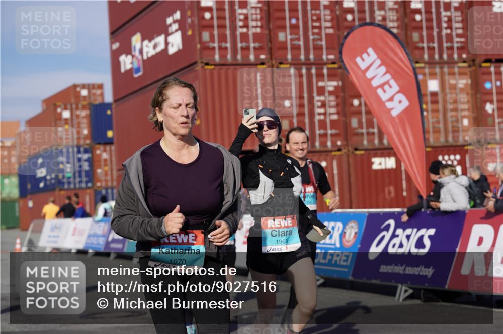 03.10.2025 - Köhlbrandbrückenlauf Michael Burmester http://msf.ph/oto/9027516 03.10.2025 10:31:26 Ziel 1969, 1970, 2385, 2504, 2973, 2976, 3383, 3384 meine-sportfotos.de