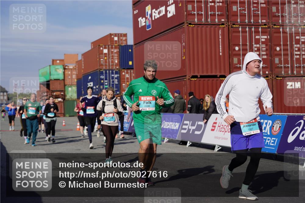 03.10.2025 - Köhlbrandbrückenlauf Michael Burmester http://msf.ph/oto/9027616 03.10.2025 10:31:39 Ziel 1700, 1927, 2058, 2265, 2272, 2332, 2379, 2398, 2462, 2463, 2518, 2595, 2596, 2634, 2830, 2966, 2967 meine-sportfotos.de
