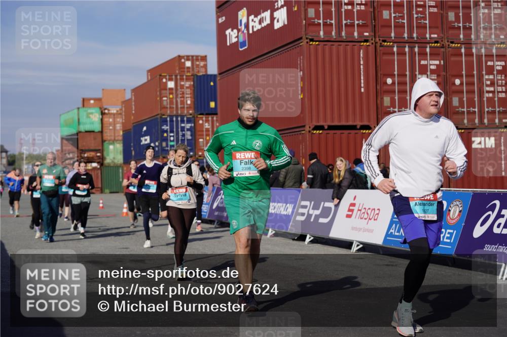 03.10.2025 - Köhlbrandbrückenlauf Michael Burmester http://msf.ph/oto/9027624 03.10.2025 10:31:39 Ziel 1700, 1927, 2058, 2265, 2272, 2332, 2379, 2398, 2462, 2463, 2518, 2595, 2596, 2634, 2830, 2966, 2967 meine-sportfotos.de
