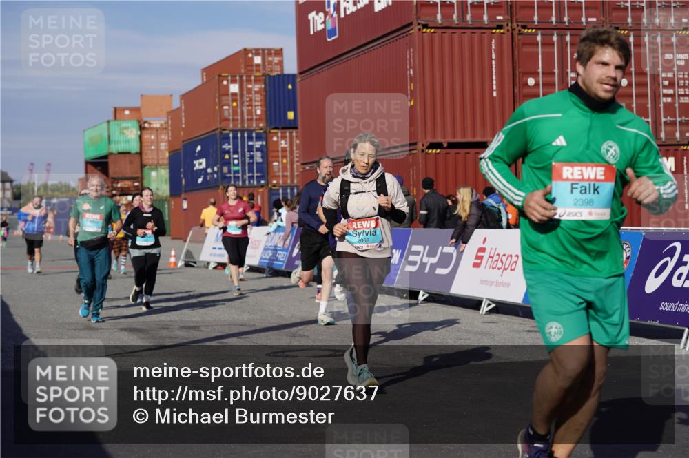 03.10.2025 - Köhlbrandbrückenlauf Michael Burmester http://msf.ph/oto/9027637 03.10.2025 10:31:41 Ziel 1700, 1927, 2058, 2265, 2272, 2332, 2379, 2398, 2491, 2595, 2596, 2634, 2830, 2966, 2967, 3122 meine-sportfotos.de