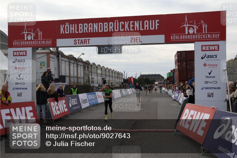 03.10.2025 - Köhlbrandbrückenlauf Julia Fischer http://msf.ph/oto/9027643 03.10.2025 16:04:36 Ziel 7245, 7248, 7308, 7338, 7455, 8818, 8825, 8937 meine-sportfotos.de