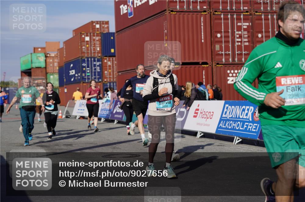 03.10.2025 - Köhlbrandbrückenlauf Michael Burmester http://msf.ph/oto/9027656 03.10.2025 10:31:41 Ziel 1700, 1927, 2058, 2265, 2272, 2332, 2379, 2398, 2491, 2595, 2596, 2634, 2830, 2966, 2967, 3122 meine-sportfotos.de