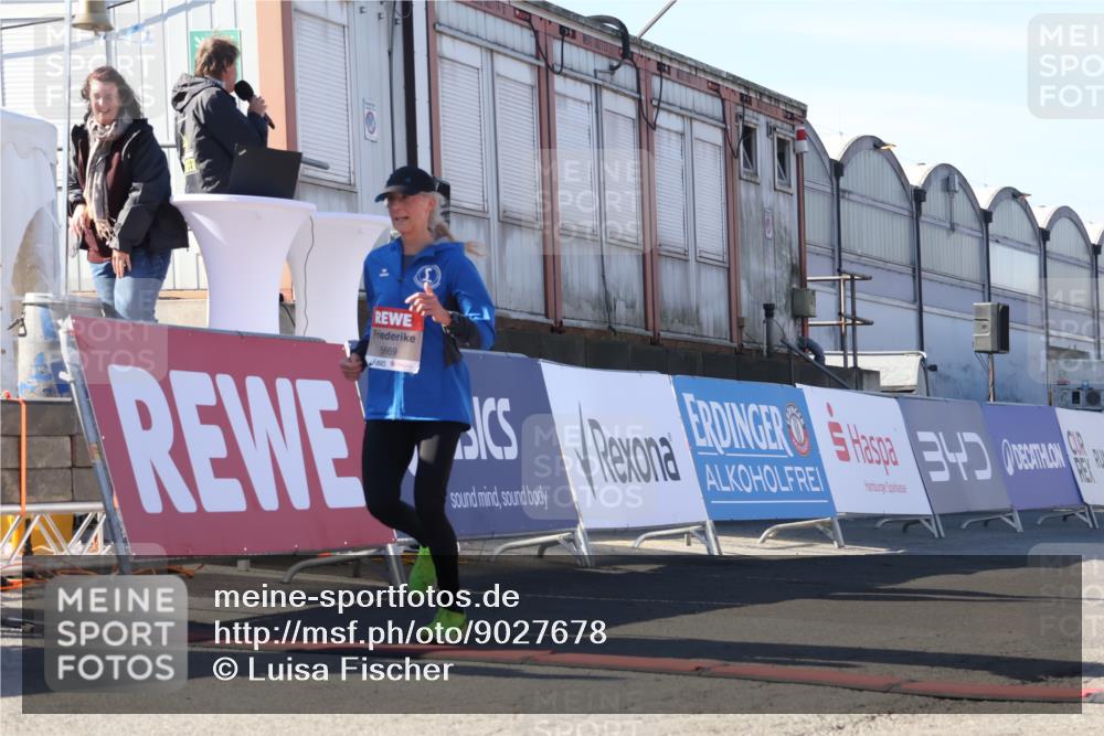 03.10.2025 - Köhlbrandbrückenlauf Luisa Fischer http://msf.ph/oto/9027678 03.10.2025 12:57:50 Ziel 4037, 4102, 4654, 5669, 5960, 5961, 6371, 6809 meine-sportfotos.de