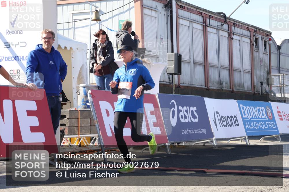 03.10.2025 - Köhlbrandbrückenlauf Luisa Fischer http://msf.ph/oto/9027679 03.10.2025 12:57:50 Ziel 4037, 4102, 4654, 5669, 5960, 5961, 6371, 6809 meine-sportfotos.de