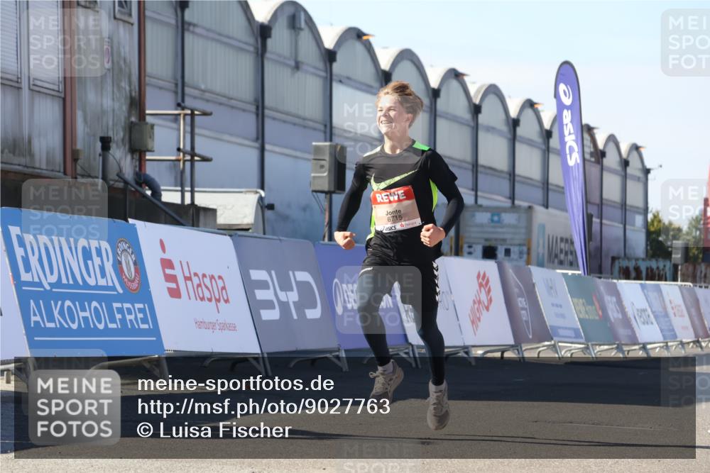 03.10.2025 - Köhlbrandbrückenlauf Luisa Fischer http://msf.ph/oto/9027763 03.10.2025 12:58:02 Ziel 4046, 4102, 4234, 4654, 5961, 6518, 6519, 6520, 6715 meine-sportfotos.de
