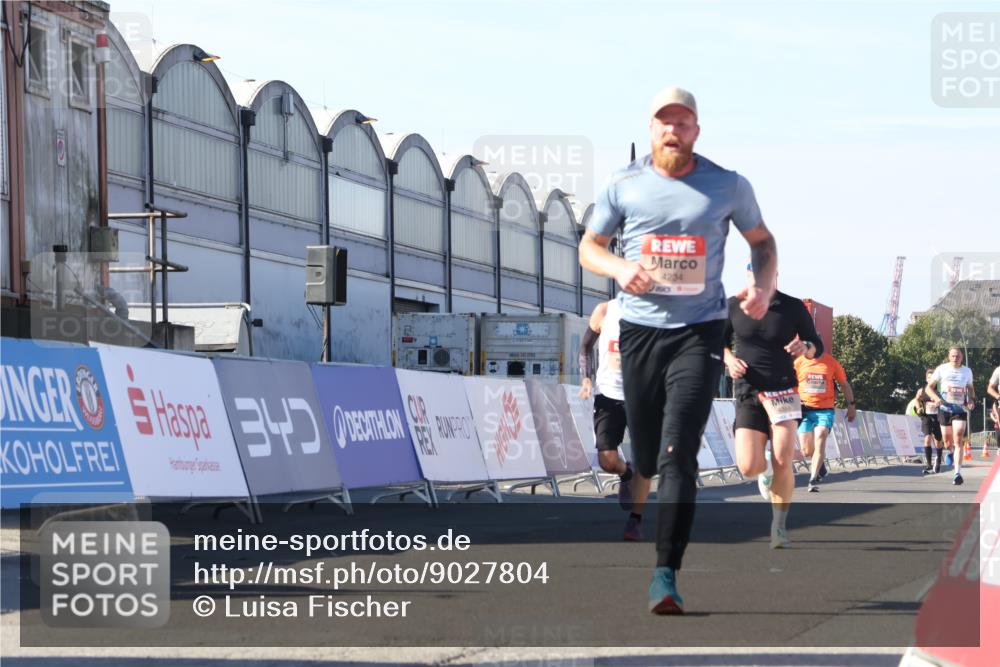 03.10.2025 - Köhlbrandbrückenlauf Luisa Fischer http://msf.ph/oto/9027804 03.10.2025 12:58:06 Ziel 4046, 4234, 4248, 6518, 6519, 6520, 6715, 6718 meine-sportfotos.de