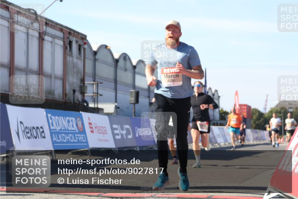 03.10.2025 - Köhlbrandbrückenlauf Luisa Fischer http://msf.ph/oto/9027817 03.10.2025 12:58:07 Ziel 4046, 4234, 4248, 4394, 6518, 6519, 6520, 6715, 6718 meine-sportfotos.de