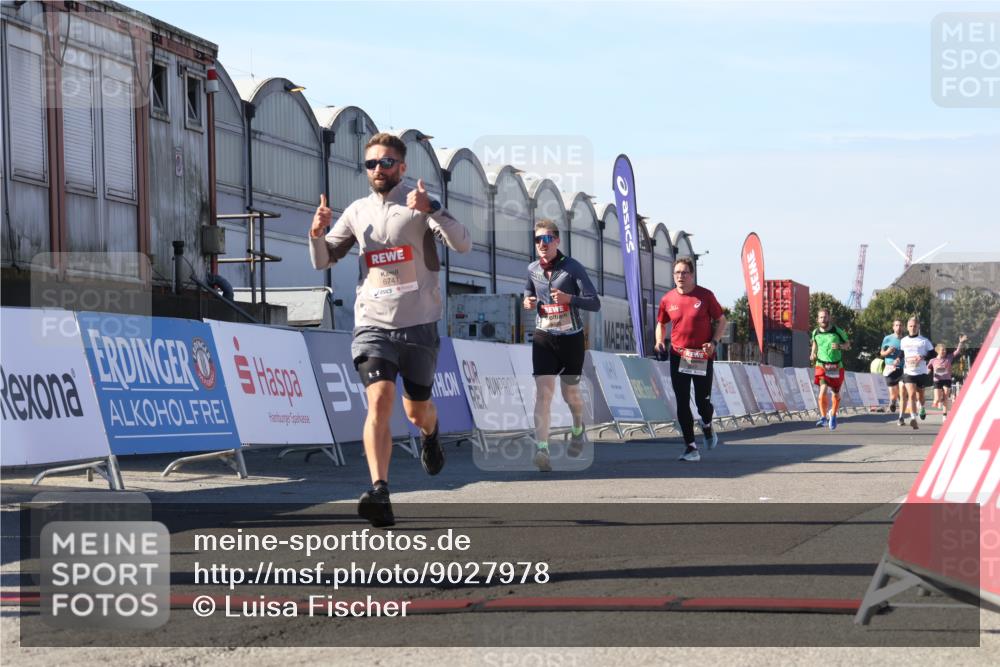 03.10.2025 - Köhlbrandbrückenlauf Luisa Fischer http://msf.ph/oto/9027978 03.10.2025 12:58:23 Ziel 4083, 4099, 4394, 5775, 6152, 6617, 6717, 6732, 6741 meine-sportfotos.de
