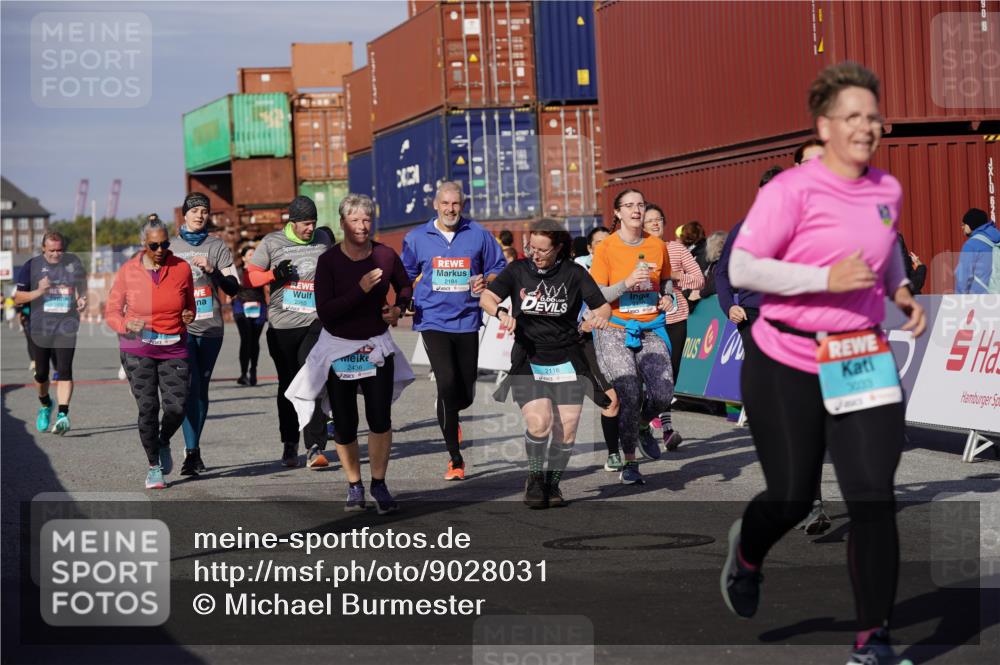 03.10.2025 - Köhlbrandbrückenlauf Michael Burmester http://msf.ph/oto/9028031 03.10.2025 10:32:17 Ziel 1749, 1908, 1923, 2041, 2116, 2159, 2184, 2212, 2316, 2338, 2365, 2436, 2470, 2568, 2569, 2599, 3033, 3045, 3737, 3780 meine-sportfotos.de