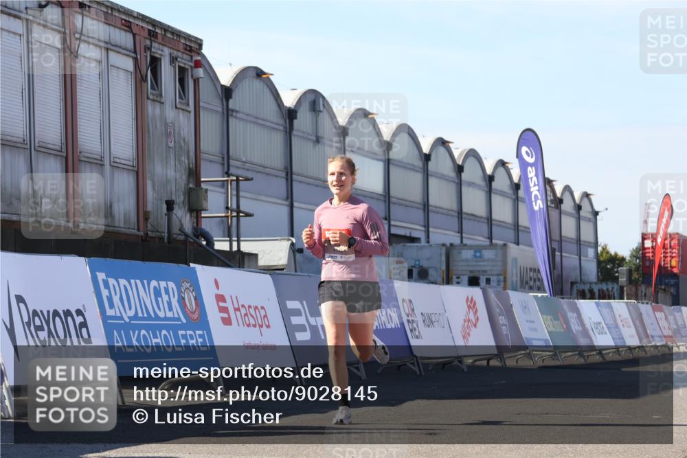 03.10.2025 - Köhlbrandbrückenlauf Luisa Fischer http://msf.ph/oto/9028145 03.10.2025 12:58:36 Ziel 4084, 4148, 4241, 5706, 5775, 6617 meine-sportfotos.de