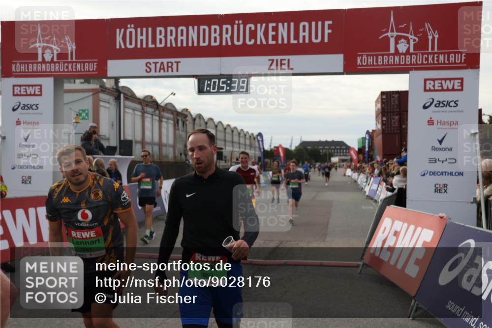 03.10.2025 - Köhlbrandbrückenlauf Julia Fischer http://msf.ph/oto/9028176 03.10.2025 16:05:39 Ziel 7031, 7151, 7213, 7241, 7394, 7546, 8199, 9127, 9299, 9317, 9499, 9669 meine-sportfotos.de