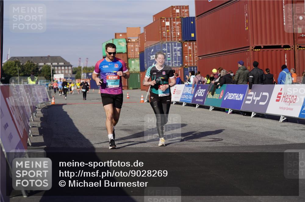 03.10.2025 - Köhlbrandbrückenlauf Michael Burmester http://msf.ph/oto/9028269 03.10.2025 10:32:30 Ziel 2085, 3076, 3077 meine-sportfotos.de