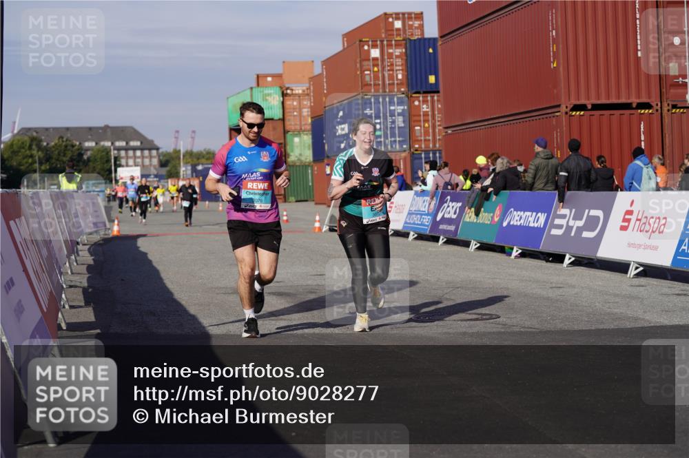 03.10.2025 - Köhlbrandbrückenlauf Michael Burmester http://msf.ph/oto/9028277 03.10.2025 10:32:30 Ziel 2085, 3076, 3077 meine-sportfotos.de