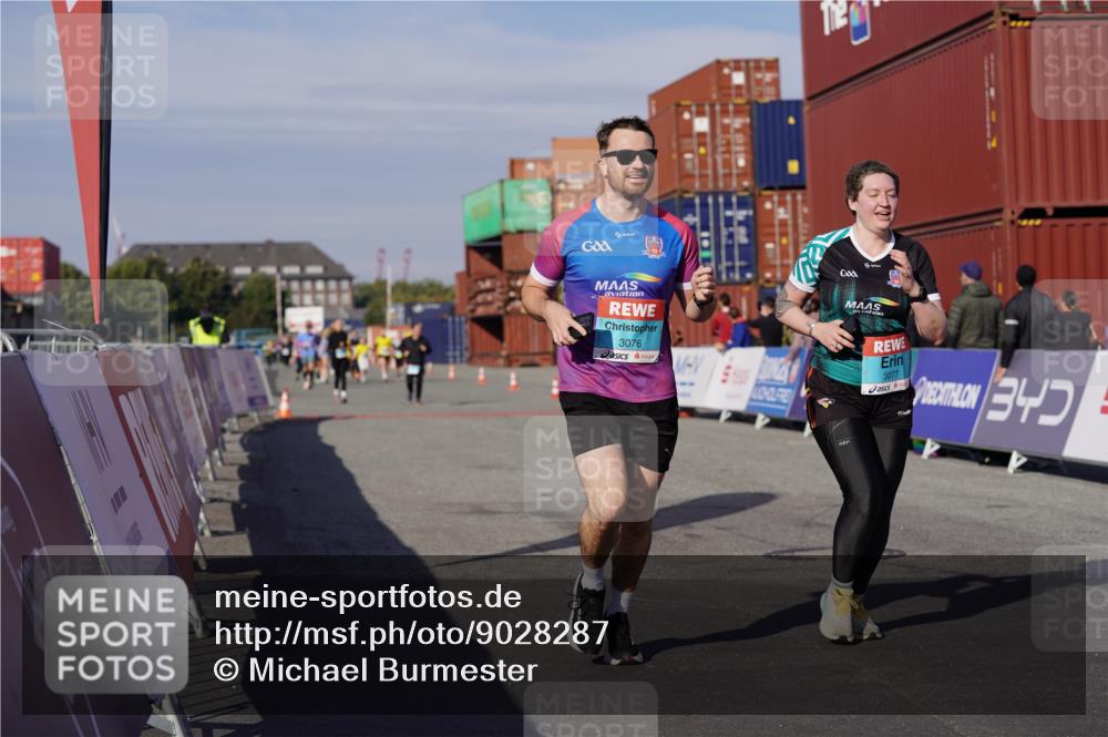 03.10.2025 - Köhlbrandbrückenlauf Michael Burmester http://msf.ph/oto/9028287 03.10.2025 10:32:31 Ziel 3076, 3077 meine-sportfotos.de
