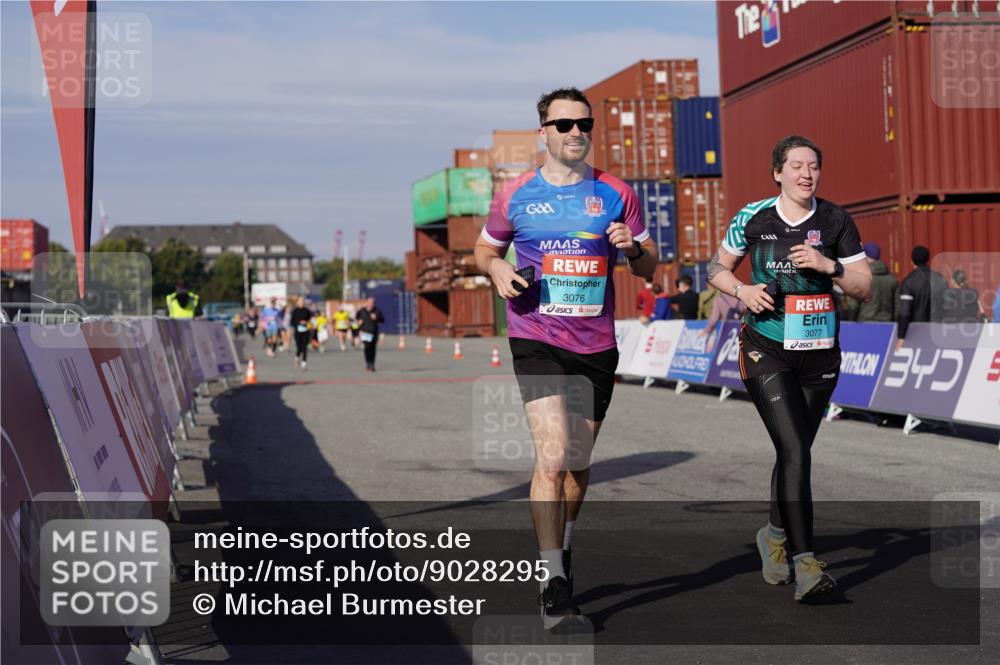 03.10.2025 - Köhlbrandbrückenlauf Michael Burmester http://msf.ph/oto/9028295 03.10.2025 10:32:31 Ziel 3076, 3077 meine-sportfotos.de