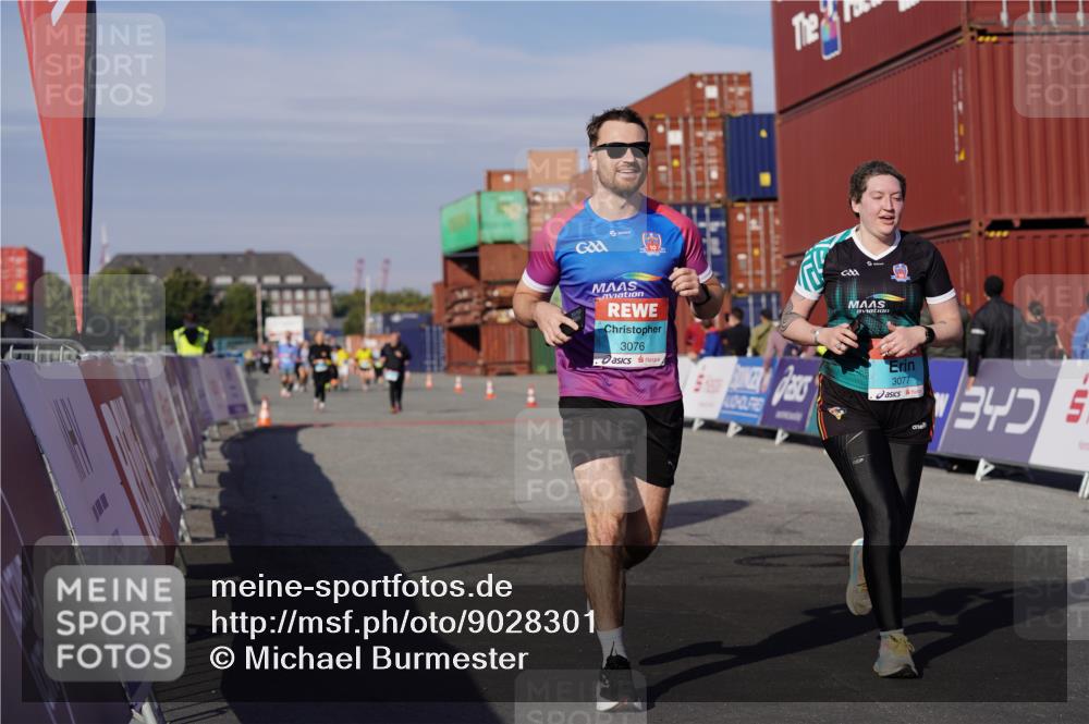 03.10.2025 - Köhlbrandbrückenlauf Michael Burmester http://msf.ph/oto/9028301 03.10.2025 10:32:31 Ziel 3076, 3077 meine-sportfotos.de