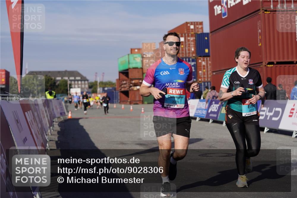 03.10.2025 - Köhlbrandbrückenlauf Michael Burmester http://msf.ph/oto/9028306 03.10.2025 10:32:31 Ziel 3076, 3077 meine-sportfotos.de
