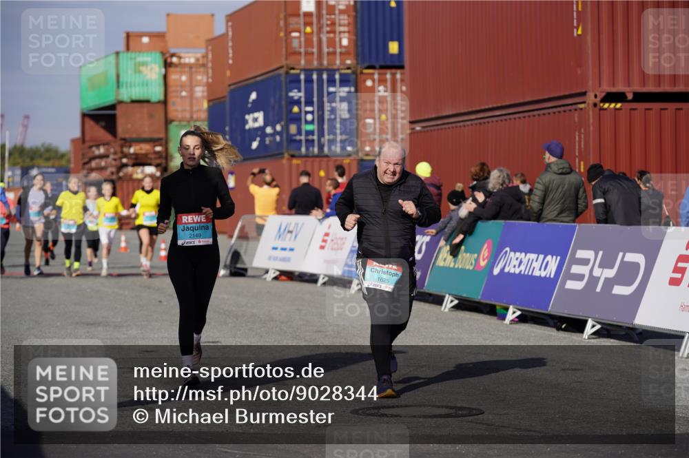 03.10.2025 - Köhlbrandbrückenlauf Michael Burmester http://msf.ph/oto/9028344 03.10.2025 10:32:43 Ziel 1625, 2149, 2297, 2646, 2871, 2872, 2874 meine-sportfotos.de