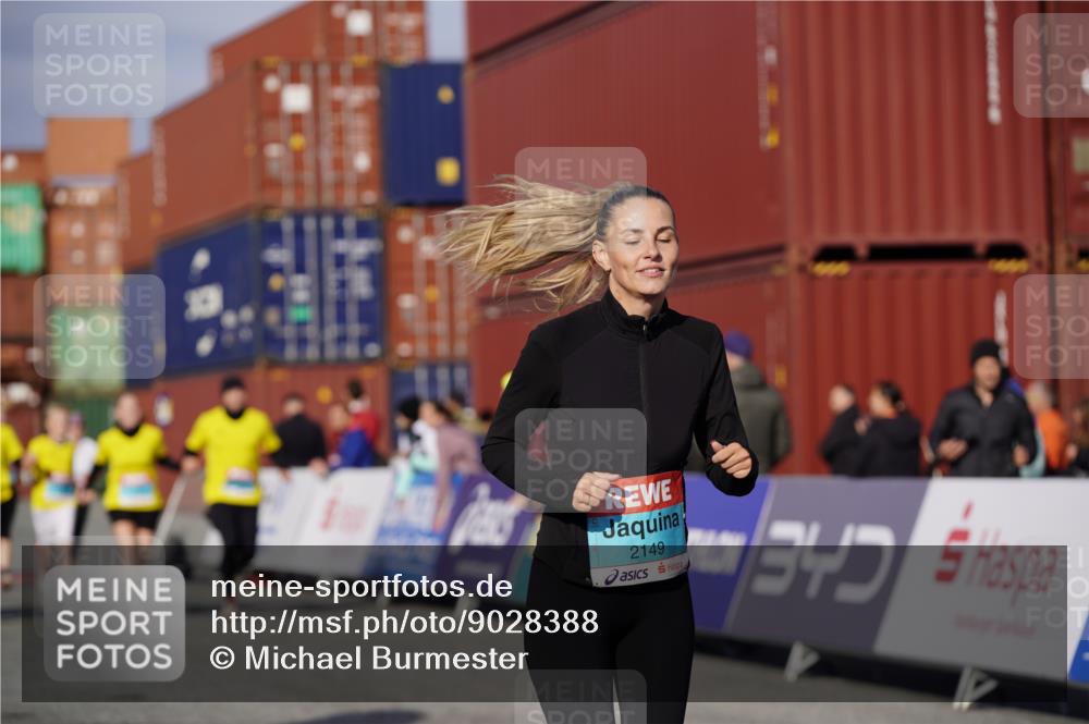 03.10.2025 - Köhlbrandbrückenlauf Michael Burmester http://msf.ph/oto/9028388 03.10.2025 10:32:45 Ziel 1625, 2149, 2297, 2299, 2619, 2646, 2871, 2872, 2874, 2875, 2894, 2895 meine-sportfotos.de