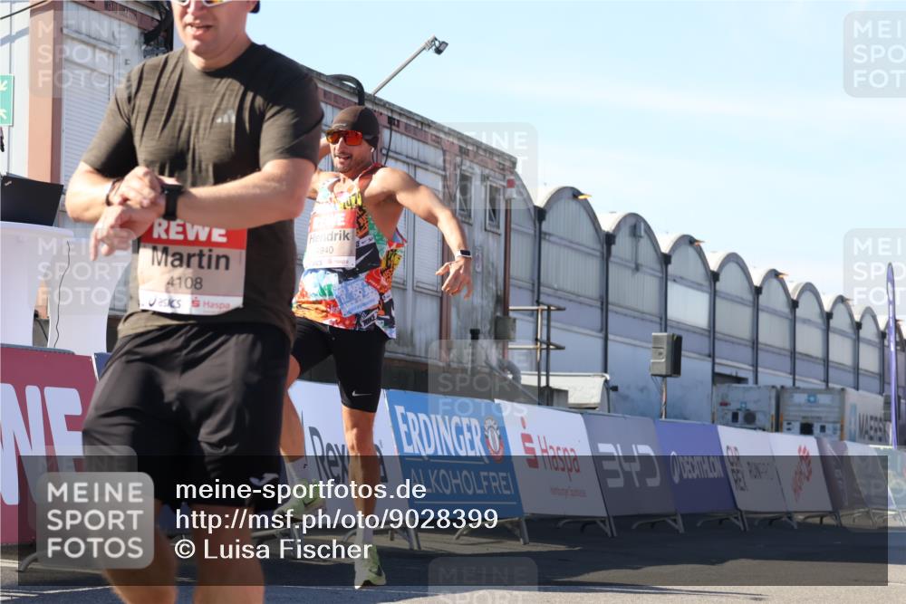 03.10.2025 - Köhlbrandbrückenlauf Luisa Fischer http://msf.ph/oto/9028399 03.10.2025 12:59:23 Ziel 4108, 4119, 4226, 4371, 4441, 4940, 6036, 6154, 6390, 6391, 6478, 6484, 6609 meine-sportfotos.de