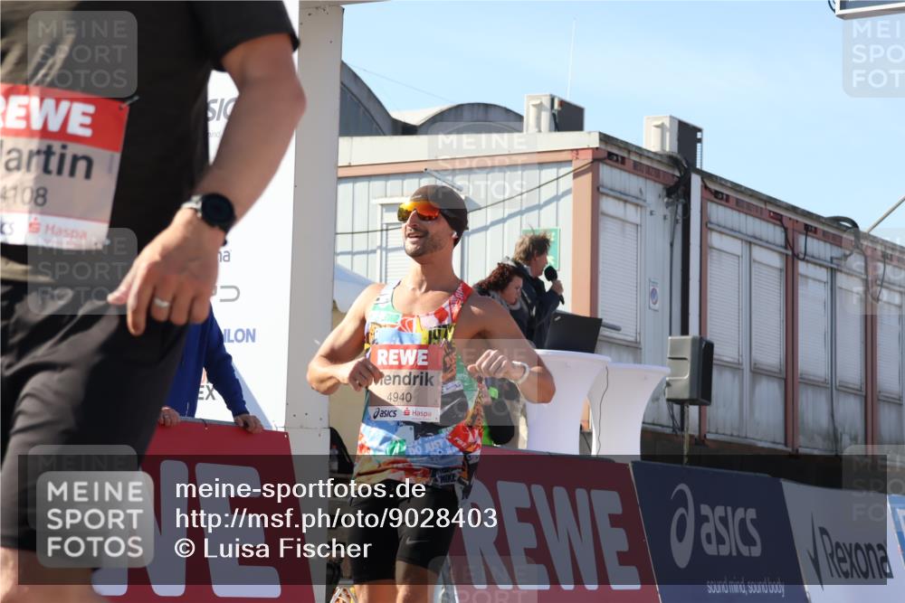 03.10.2025 - Köhlbrandbrückenlauf Luisa Fischer http://msf.ph/oto/9028403 03.10.2025 12:59:24 Ziel 4108, 4119, 4226, 4371, 4441, 4940, 6060, 6154, 6391, 6484, 6609 meine-sportfotos.de