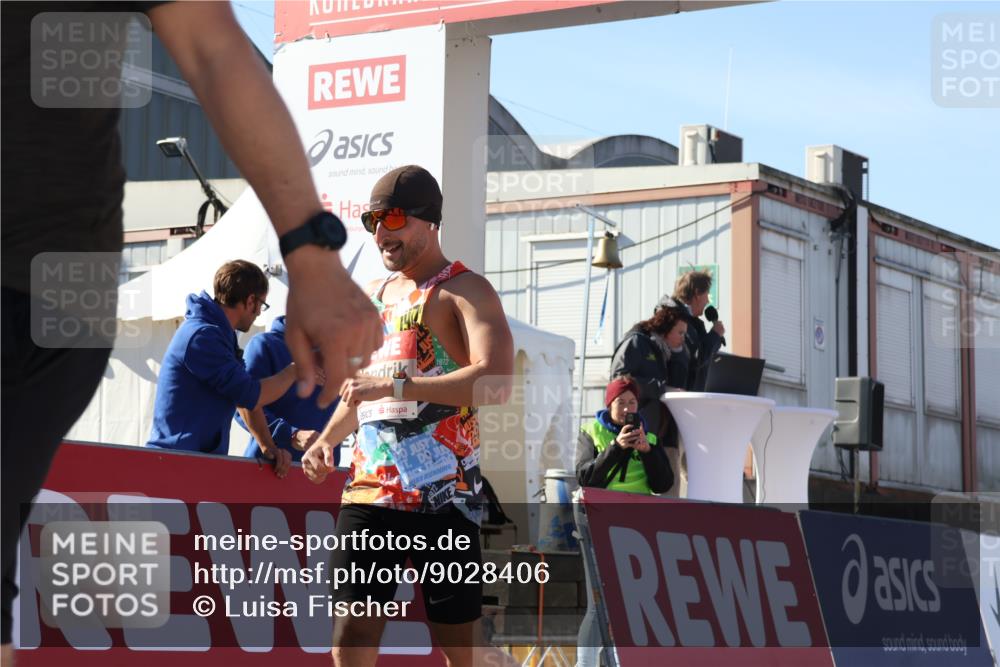 03.10.2025 - Köhlbrandbrückenlauf Luisa Fischer http://msf.ph/oto/9028406 03.10.2025 12:59:25 Ziel 4108, 4119, 4371, 4441, 4940, 6060, 6154, 6391, 6484, 6609 meine-sportfotos.de