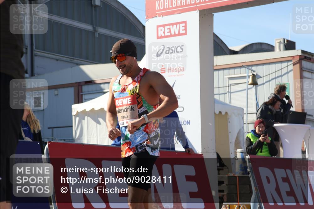 03.10.2025 - Köhlbrandbrückenlauf Luisa Fischer http://msf.ph/oto/9028411 03.10.2025 12:59:25 Ziel 4108, 4119, 4371, 4441, 4940, 6060, 6154, 6391, 6484, 6609 meine-sportfotos.de