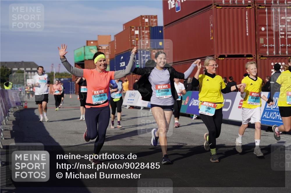 03.10.2025 - Köhlbrandbrückenlauf Michael Burmester http://msf.ph/oto/9028485 03.10.2025 10:32:51 Ziel 1851, 2297, 2299, 2550, 2553, 2619, 2646, 2871, 2872, 2874, 2875, 2894, 2895 meine-sportfotos.de