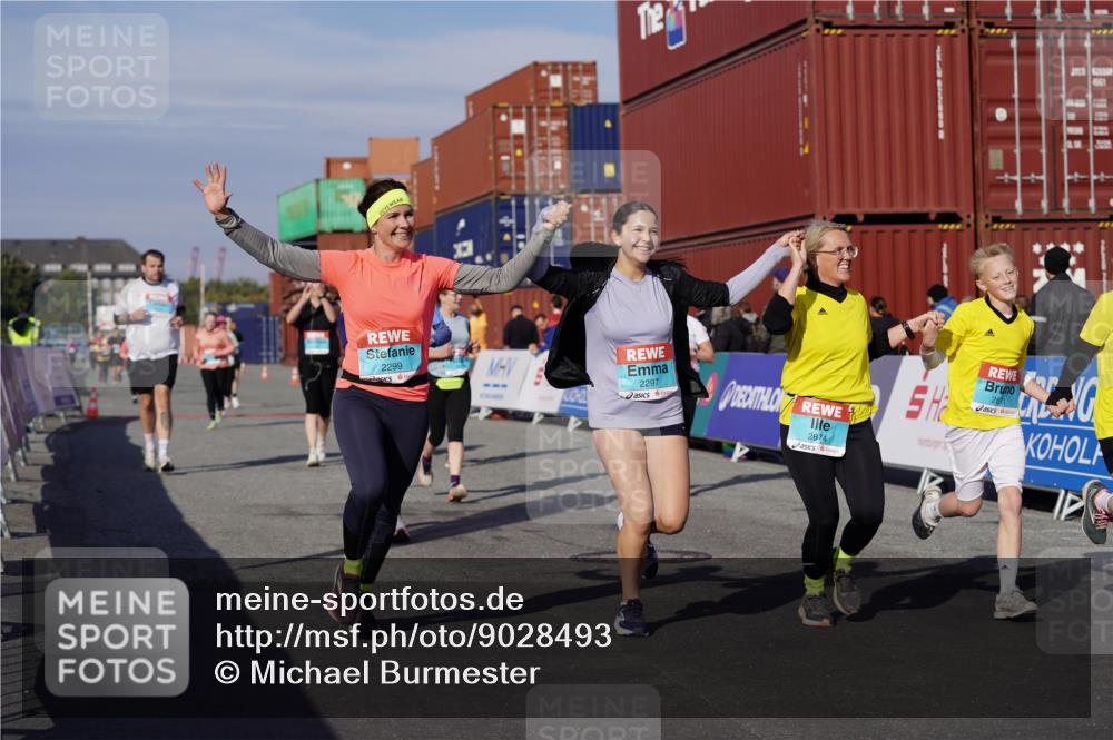 03.10.2025 - Köhlbrandbrückenlauf Michael Burmester http://msf.ph/oto/9028493 03.10.2025 10:32:51 Ziel 1851, 2297, 2299, 2550, 2553, 2619, 2646, 2871, 2872, 2874, 2875, 2894, 2895 meine-sportfotos.de