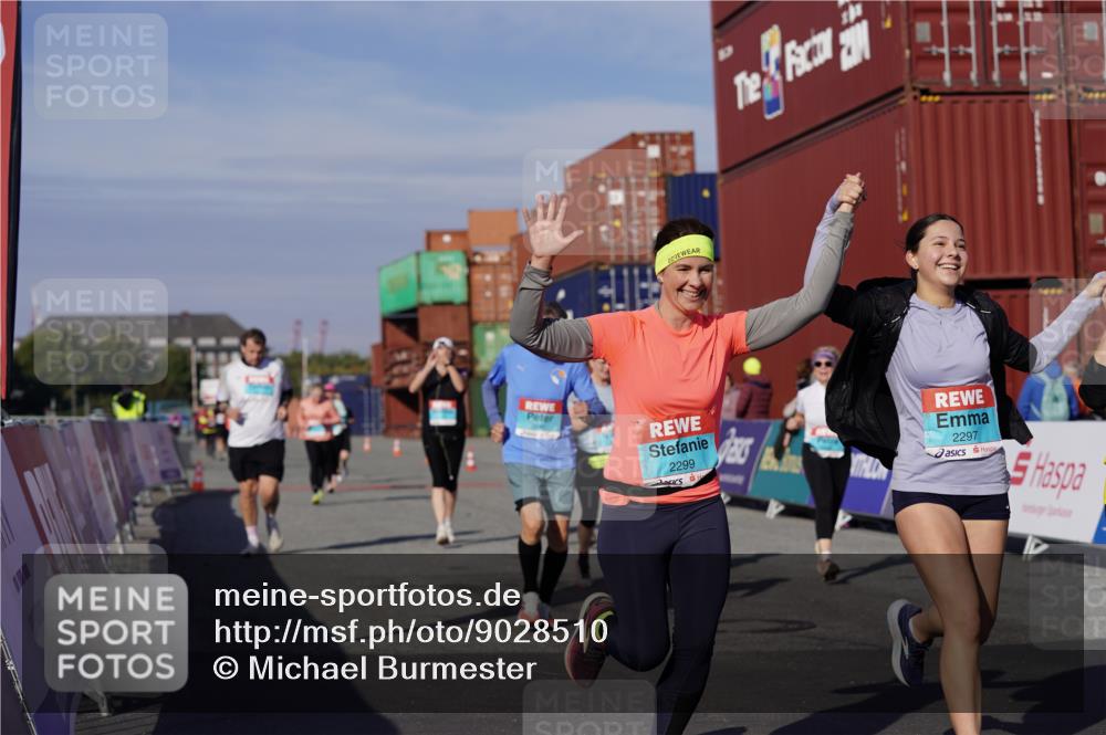 03.10.2025 - Köhlbrandbrückenlauf Michael Burmester http://msf.ph/oto/9028510 03.10.2025 10:32:52 Ziel 1851, 2297, 2299, 2359, 2550, 2553, 2619, 2646, 2871, 2872, 2874, 2875, 2894, 2895 meine-sportfotos.de