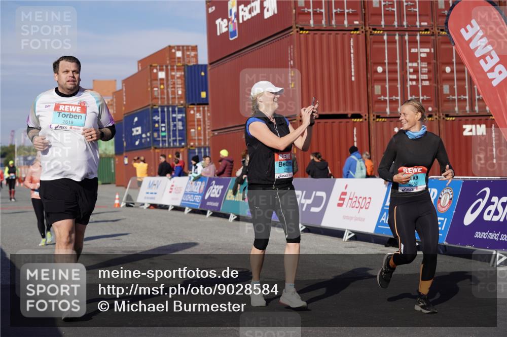 03.10.2025 - Köhlbrandbrückenlauf Michael Burmester http://msf.ph/oto/9028584 03.10.2025 10:32:56 Ziel 1851, 2299, 2359, 2550, 2553, 2576, 2619, 2631, 2875, 2894, 2895 meine-sportfotos.de