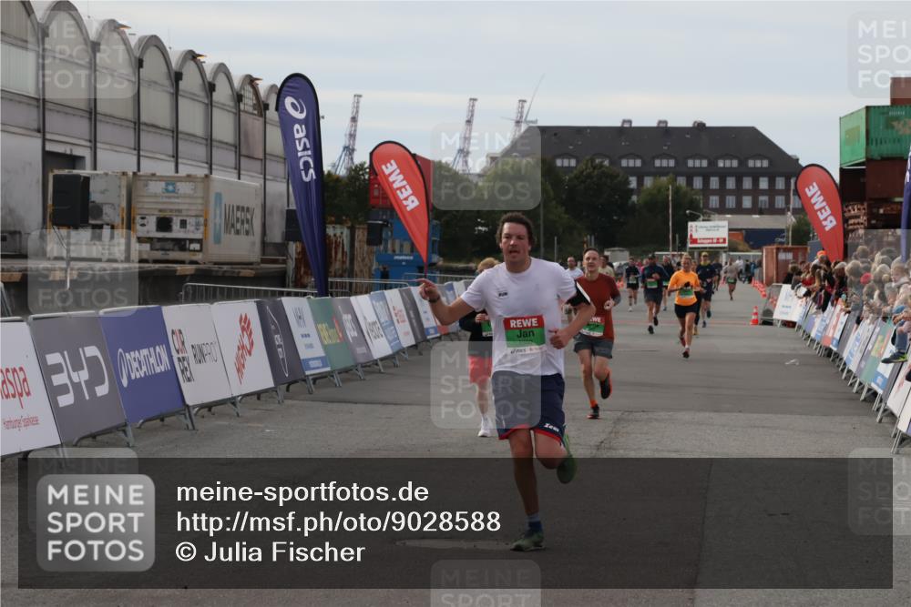 03.10.2025 - Köhlbrandbrückenlauf Julia Fischer http://msf.ph/oto/9028588 03.10.2025 16:06:38 Ziel 7623, 8860, 8880, 9572 meine-sportfotos.de