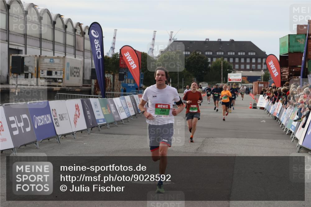 03.10.2025 - Köhlbrandbrückenlauf Julia Fischer http://msf.ph/oto/9028592 03.10.2025 16:06:38 Ziel 7623, 8860, 8880, 9572 meine-sportfotos.de