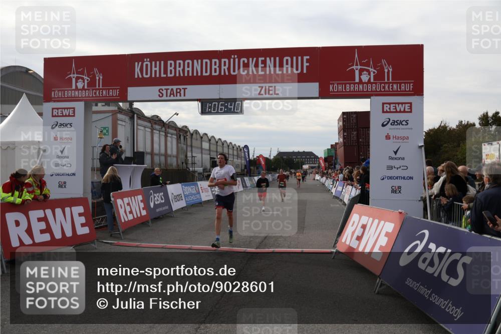 03.10.2025 - Köhlbrandbrückenlauf Julia Fischer http://msf.ph/oto/9028601 03.10.2025 16:06:40 Ziel 7623, 8860, 8880 meine-sportfotos.de