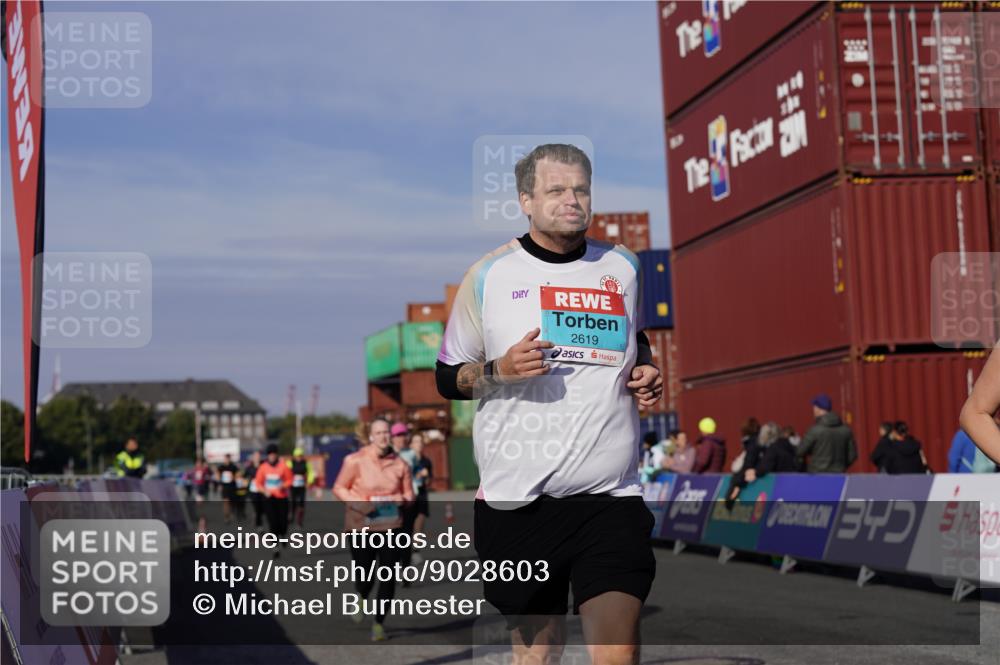 03.10.2025 - Köhlbrandbrückenlauf Michael Burmester http://msf.ph/oto/9028603 03.10.2025 10:32:57 Ziel 1851, 2359, 2550, 2553, 2576, 2619, 2631, 2894, 2895 meine-sportfotos.de