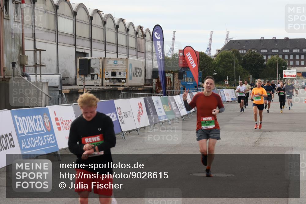 03.10.2025 - Köhlbrandbrückenlauf Julia Fischer http://msf.ph/oto/9028615 03.10.2025 16:06:42 Ziel 7623, 8860, 8880, 8965 meine-sportfotos.de