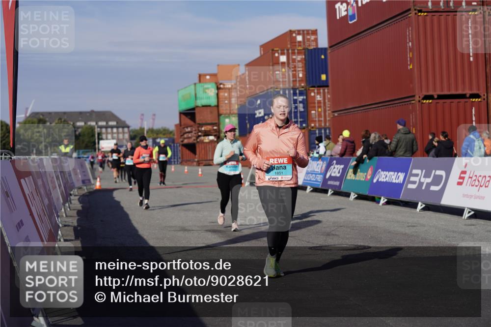 03.10.2025 - Köhlbrandbrückenlauf Michael Burmester http://msf.ph/oto/9028621 03.10.2025 10:32:59 Ziel 1851, 2359, 2550, 2553, 2576, 2631, 3800 meine-sportfotos.de