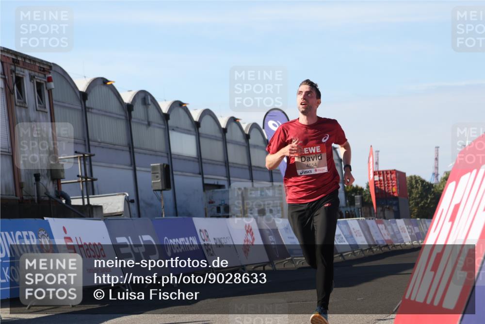 03.10.2025 - Köhlbrandbrückenlauf Luisa Fischer http://msf.ph/oto/9028633 03.10.2025 12:59:54 Ziel 4074, 4554, 6142, 6254, 6601 meine-sportfotos.de